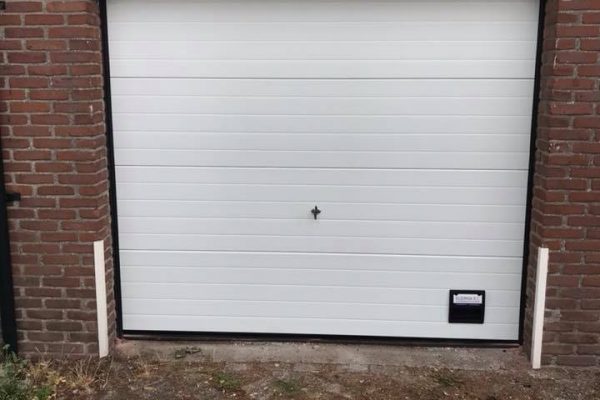 Een nieuwe garagedeur voor uw garage nodig? Elzinga Bedrijfsdeuren Techniek levert maatwerk