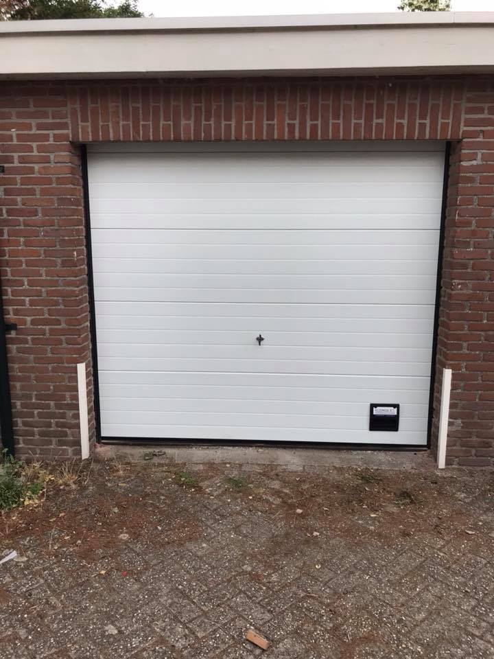 Een nieuwe garagedeur voor uw garage nodig? Elzinga Bedrijfsdeuren Techniek levert maatwerk