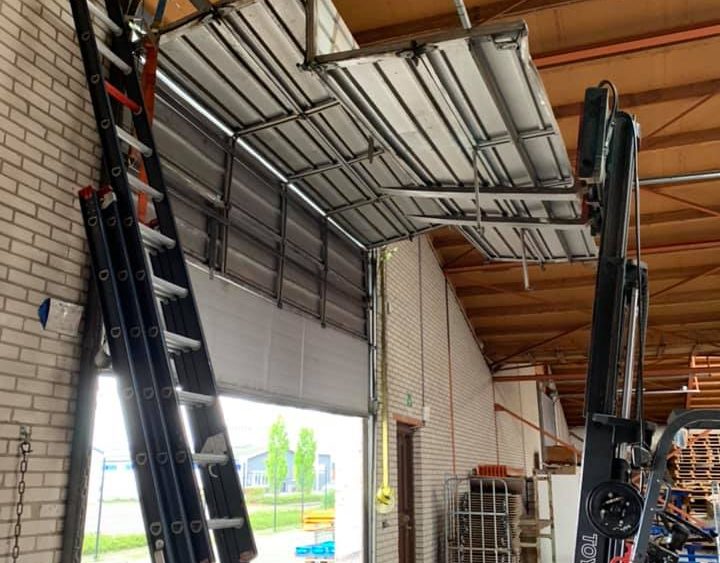 Reparatie overheaddeur . Storing en reparatie Overheaddeur door Elzinga Bedrijfsdeuren Techniek
